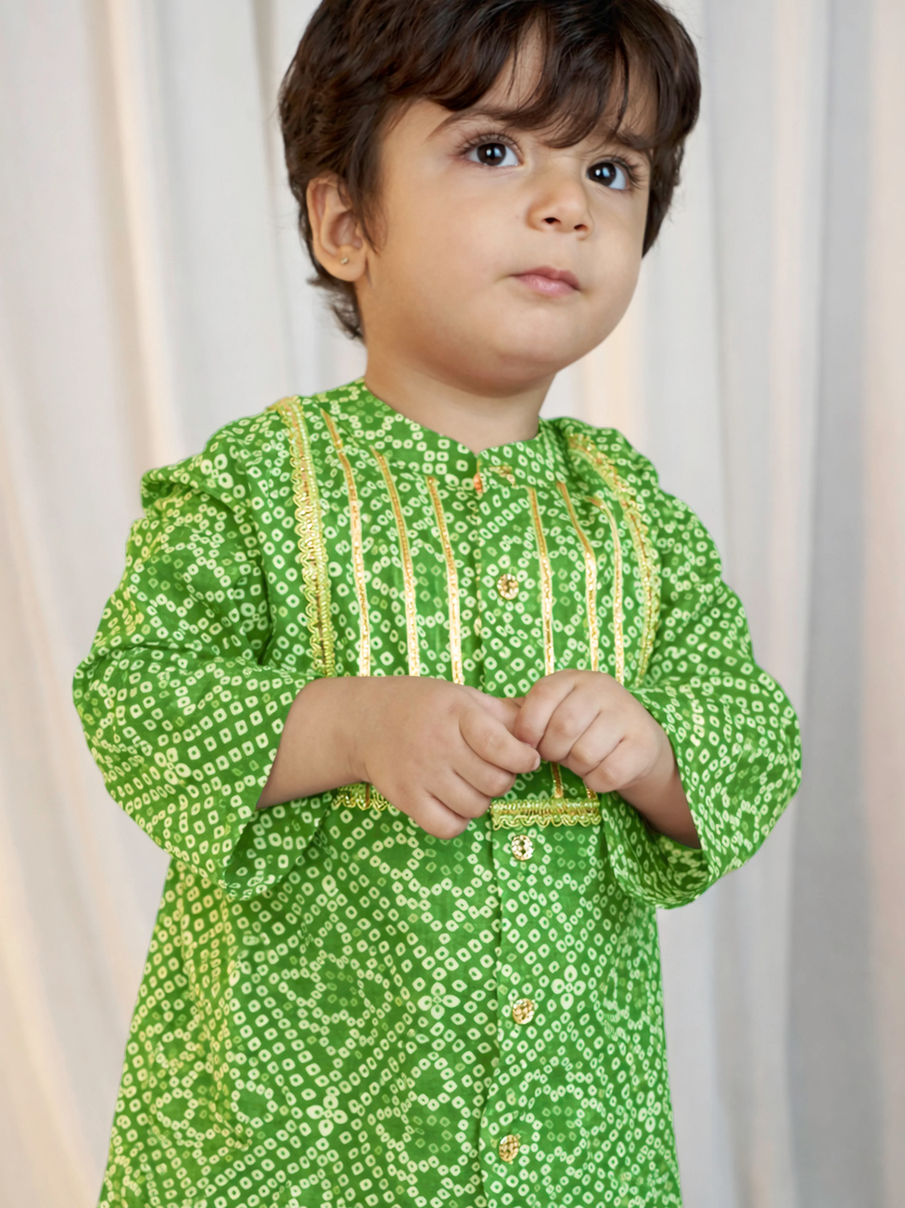 Boys Green Cotton Bandhani Kurta with White Pyjama Set Digital Print - Image 2