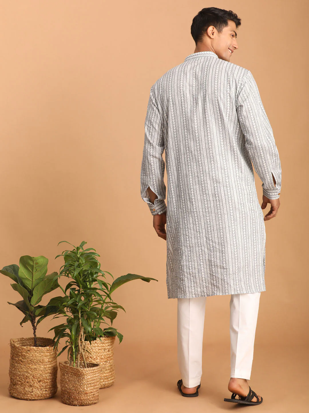 Men's Grey And White Batik Printed Kurta With White Pant Set - Image 3