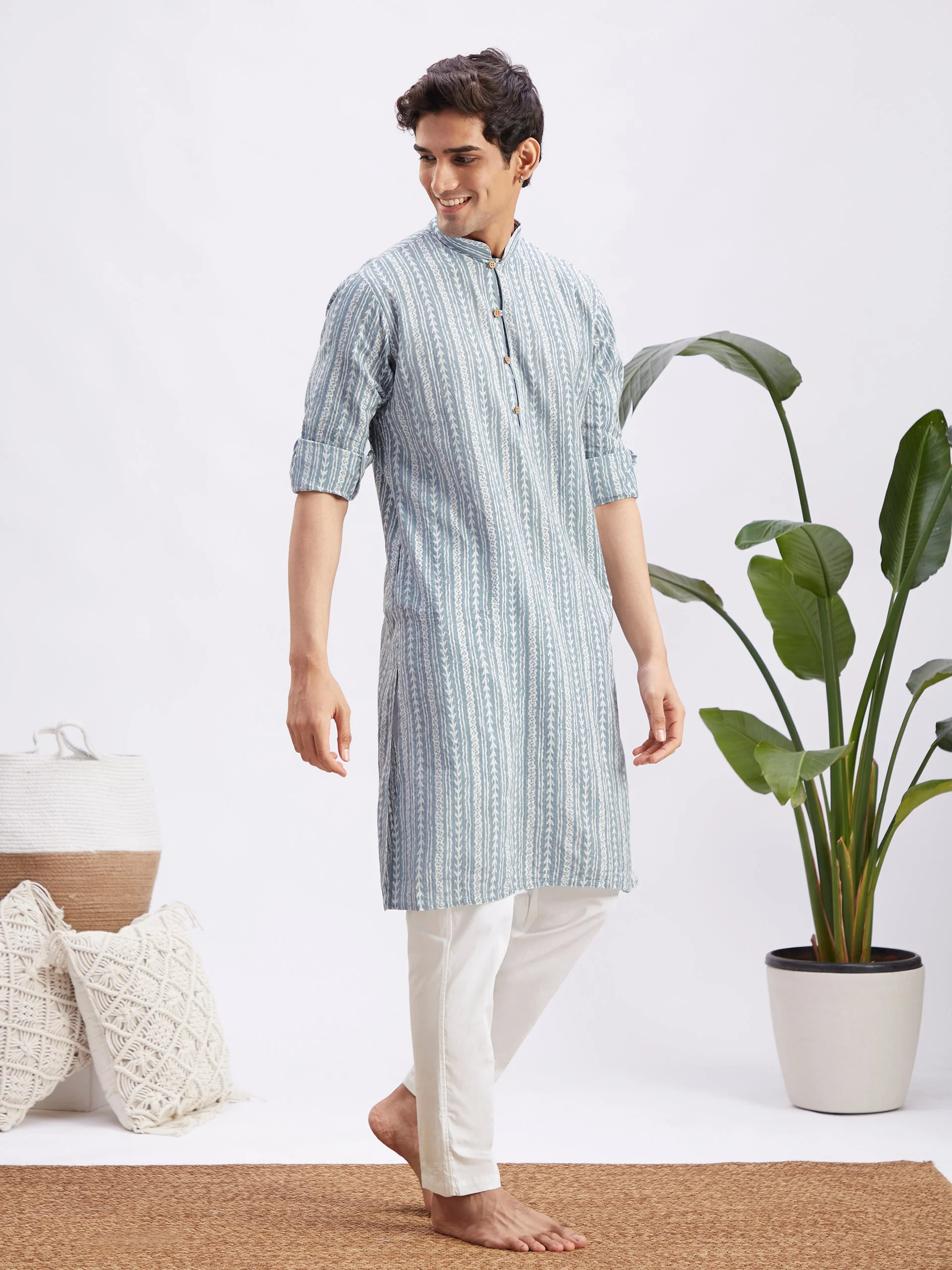 Men's Grey And White Batik Printed Kurta With White Pant Set - Image 2