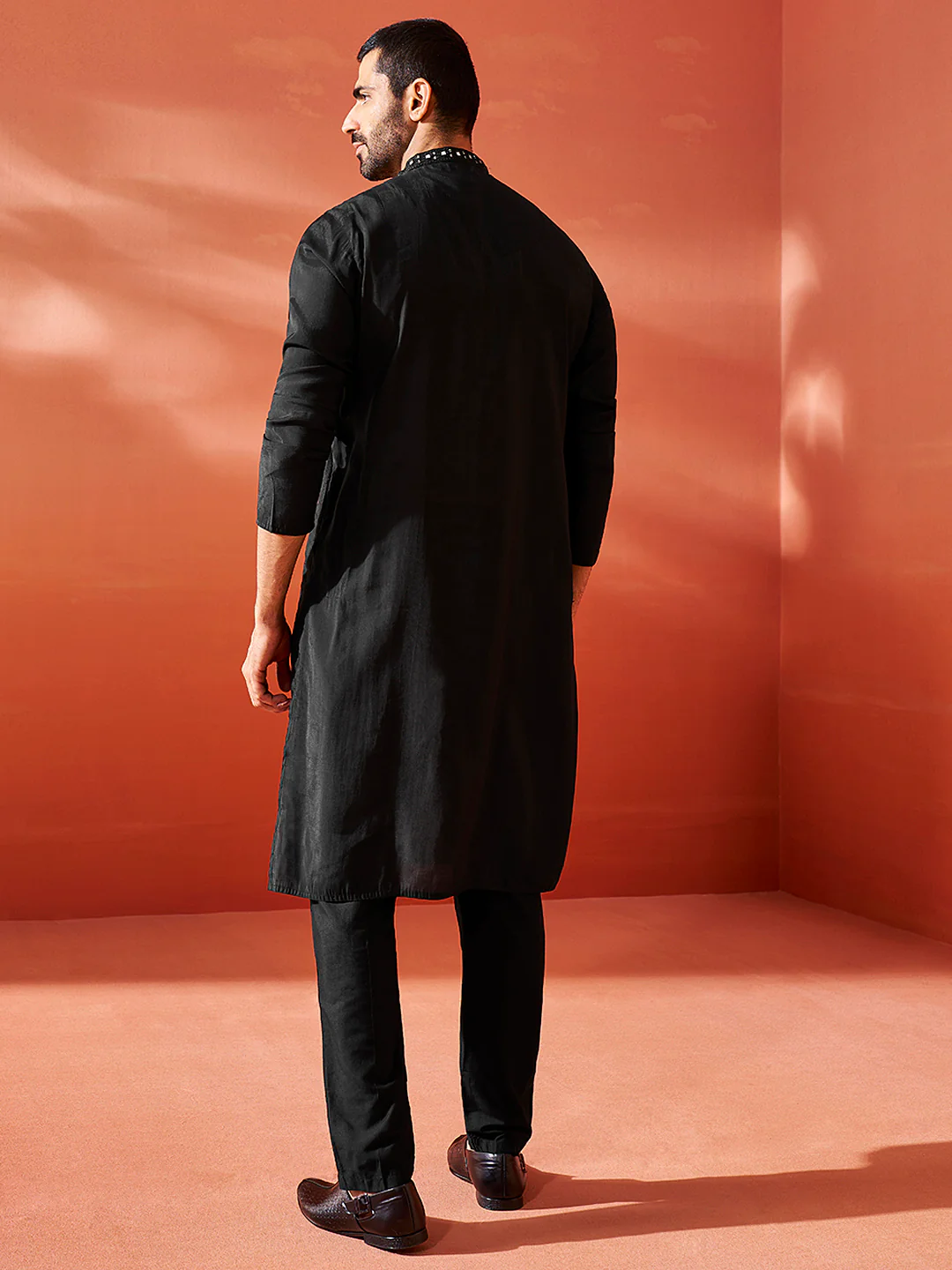 Men's Black Silk Blend Kurta And Pyjama Set. - Image 5