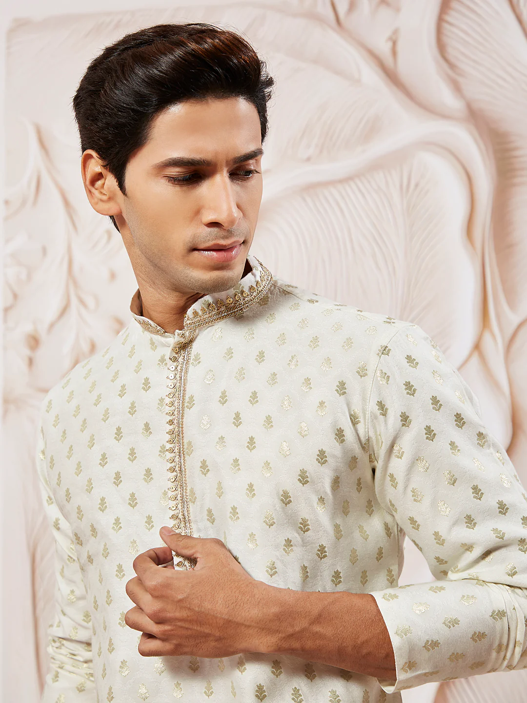 Men's Cream Silk Blend Kurta Pyjama With Dupatta Set - Image 3