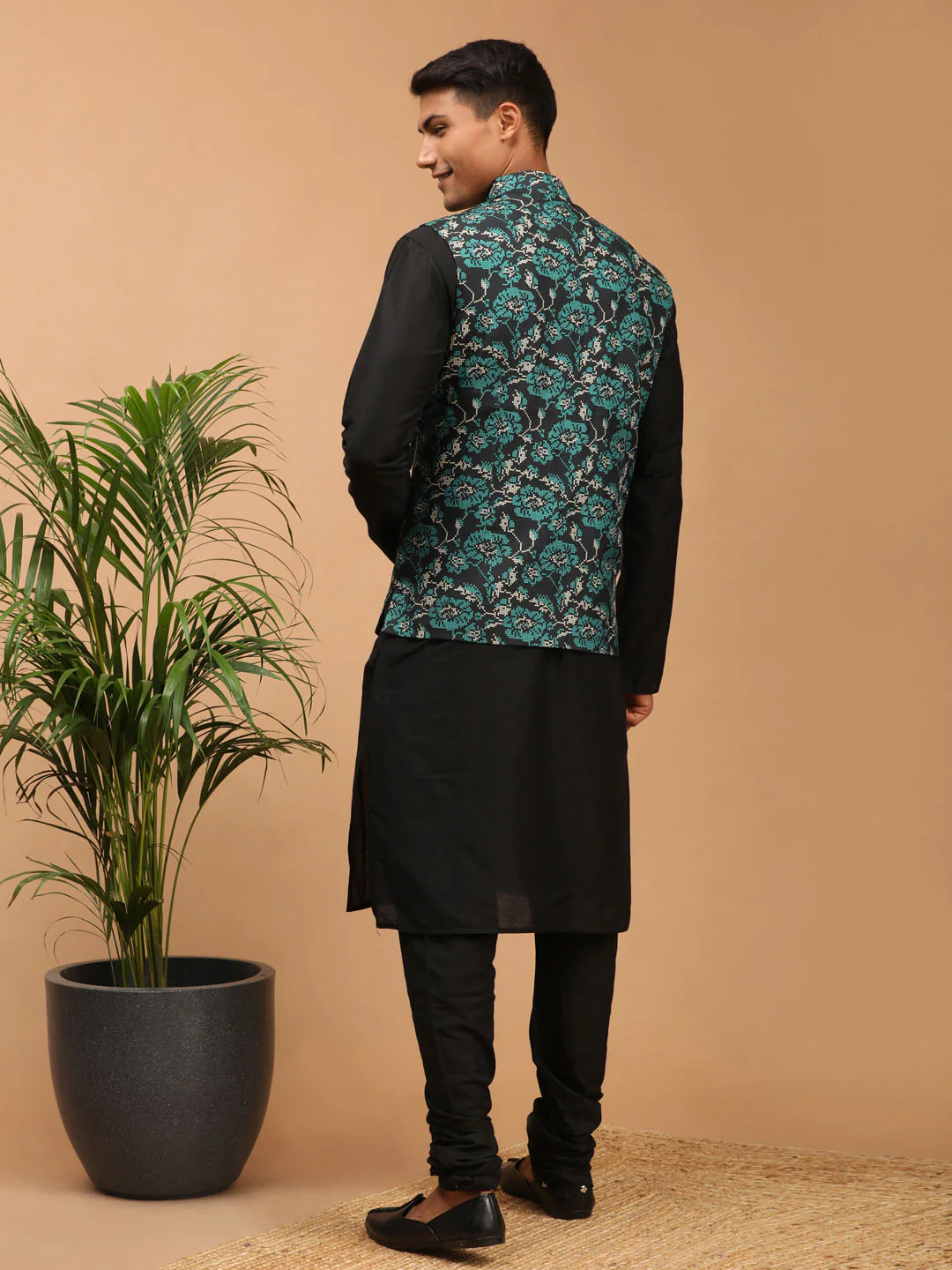 Men's Green Printed Nehru Jacket With Black Solid Kurta & Pyjama Set - Image 3