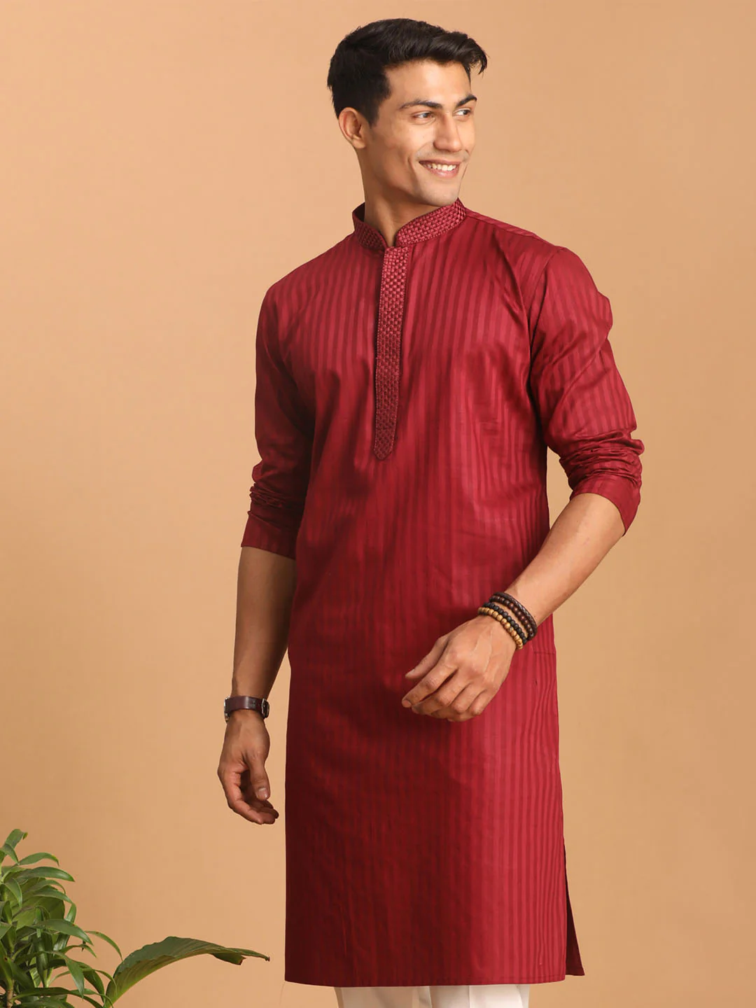 Men's Maroon Cotton Blend Solid Kurta - Image 2