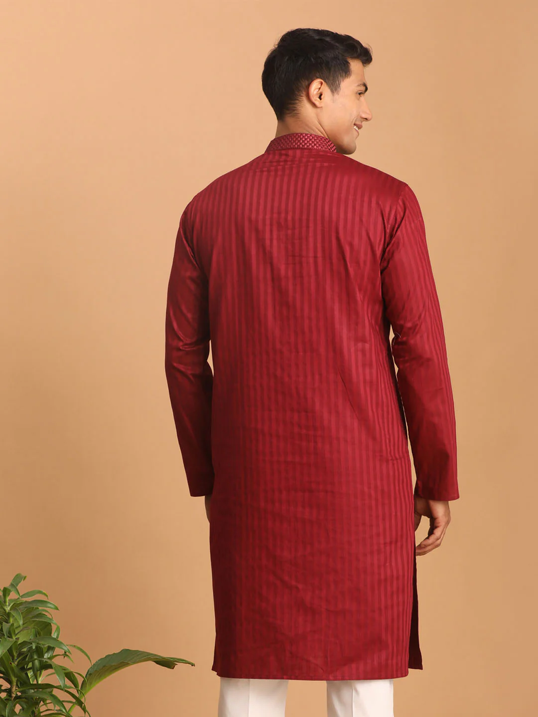 Men's Maroon Cotton Blend Solid Kurta - Image 3