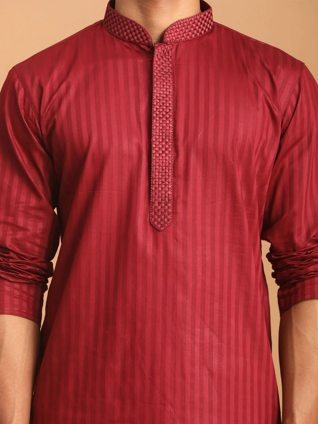 Men's Maroon Cotton Blend Solid Kurta - Image 4