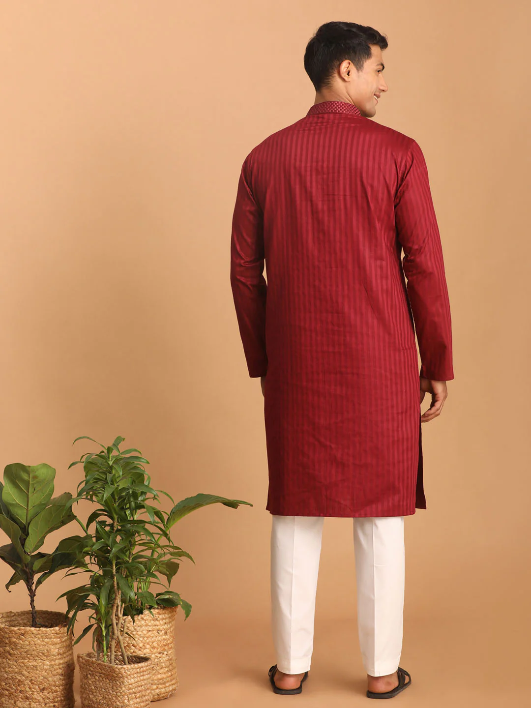 Men's Maroon Cotton Blend Solid Kurta With White Pant Set - Image 3